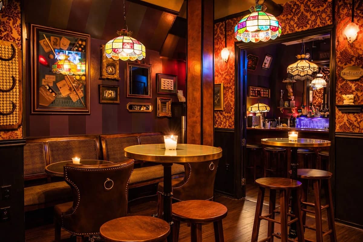 Un espace bar avec des meubles en bois, un comptoir et un éclairage décoratif.