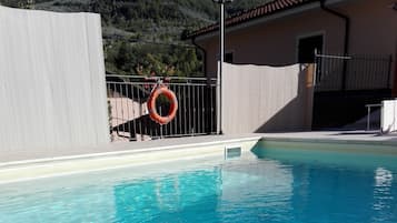 Hồ bơi ngoài trời phục vụ theo mùa