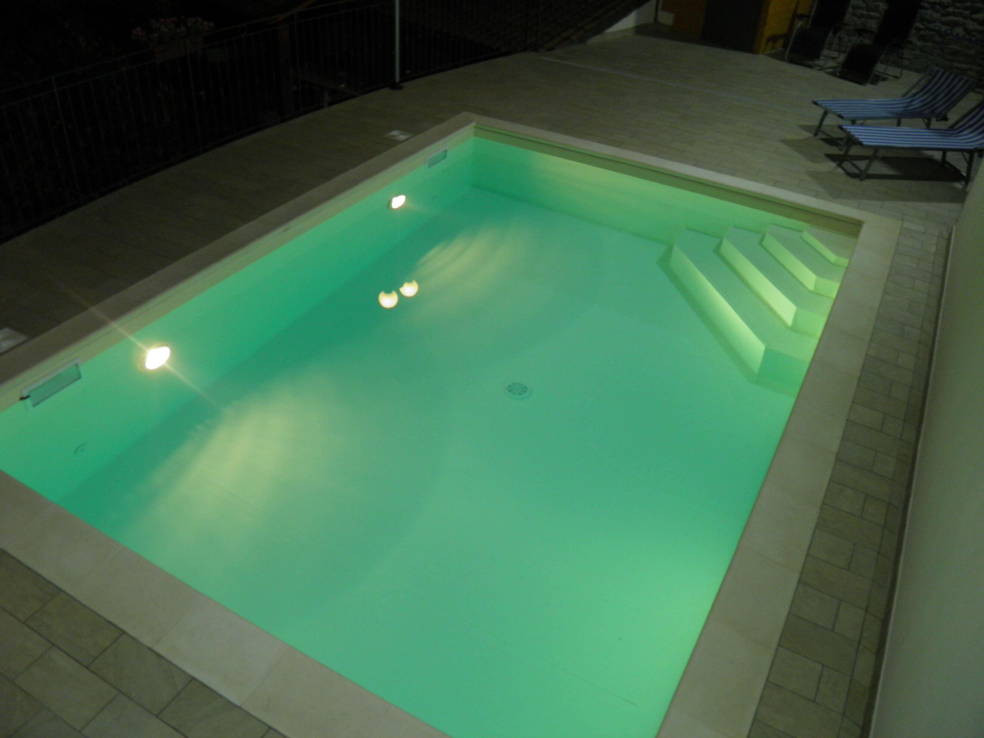 Hồ bơi ngoài trời phục vụ theo mùa 