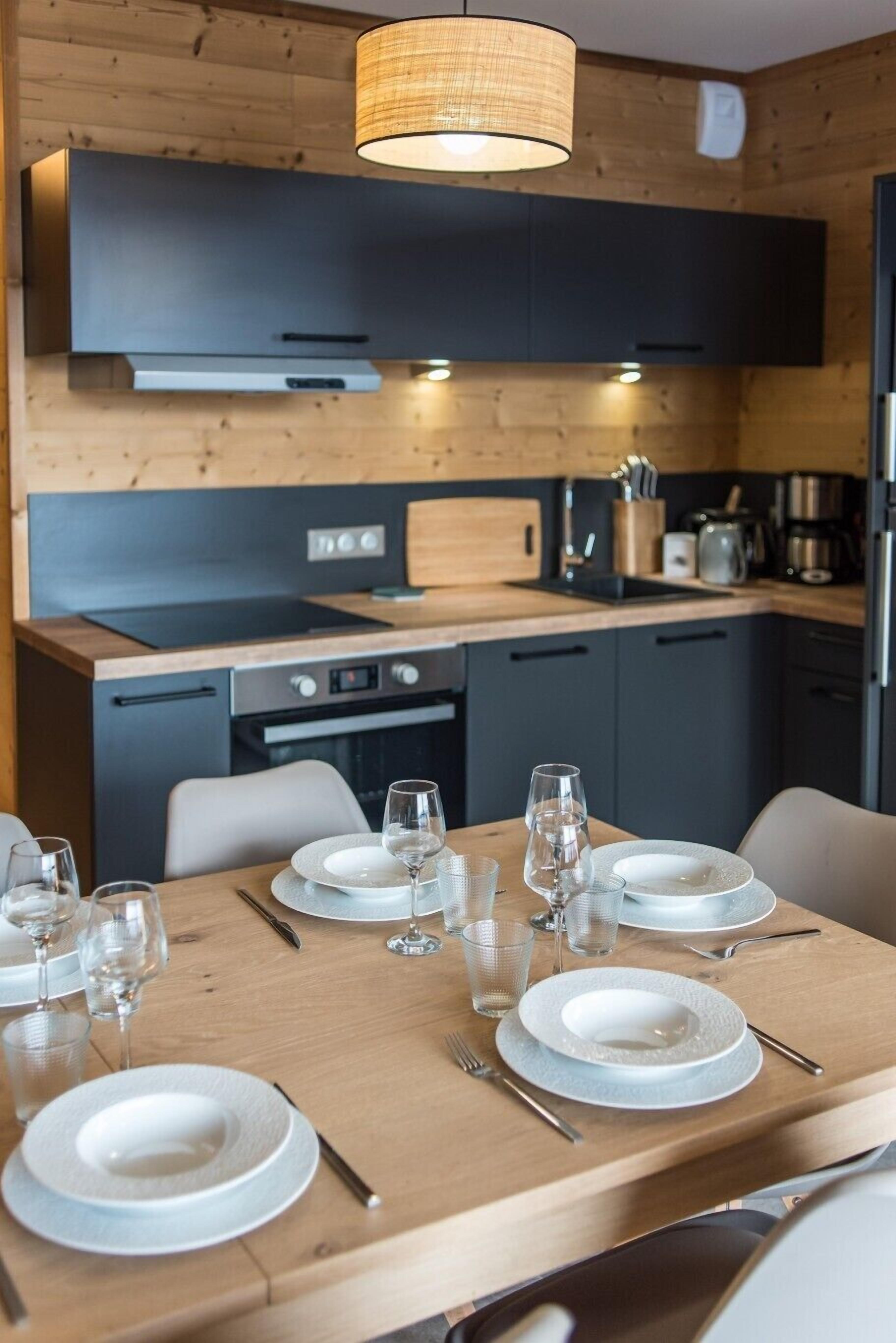 Fridge, oven, dishwasher, cookware/dishes/utensils