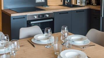 Fridge, oven, dishwasher, cookware/dishes/utensils