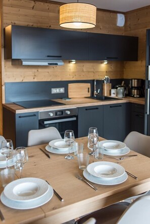 Fridge, oven, dishwasher, cookware/dishes/utensils