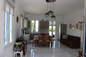 تلفزيون، ألعاب فيديو، مشغل دي في دي، كرة قدم الطاولة