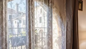 A room with a view of a building through a window with ornate curtains. - Villa Navagero Erizzo - Ca' Rocchetto 2 (San Biagio di Callalta)