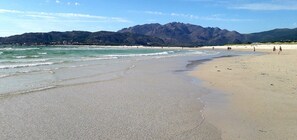 In Strandnähe, weißer Sandstrand