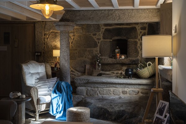 Traditional House, 2 Bedrooms, Terrace, Beachside | Living area