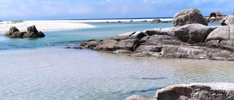 Una spiaggia nelle vicinanze, sabbia bianca