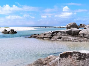 靠近海滩、白沙