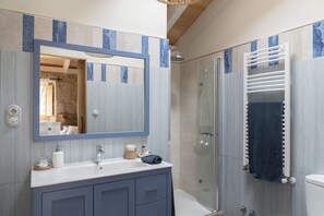 Traditional House, 2 Bedrooms, Terrace, Beachside | Bathroom