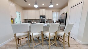 Jääkaappi, mikroaaltouuni, liesi, astianpesukone