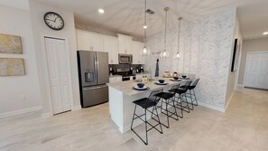 Refrigerador, microondas, placa de cocina, lavavajillas