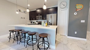 Kylskåp, mikrovågsugn, spishäll och diskmaskin