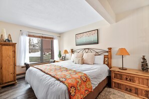 2 bedrooms, free Internet, bed sheets