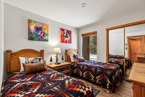 2 bedrooms, free Internet, bed sheets