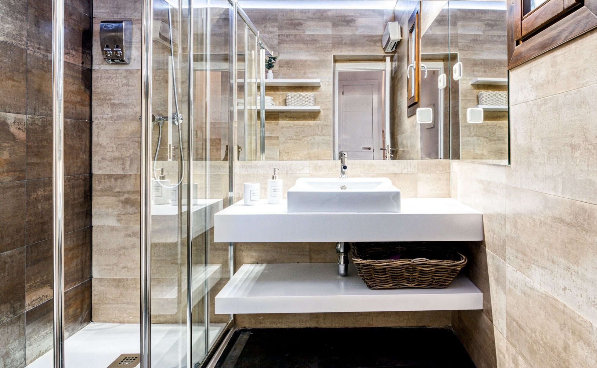 Een haardroger, handdoeken