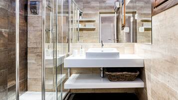 Een haardroger, handdoeken