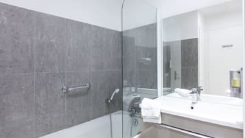 Combined shower/bathtub, towels