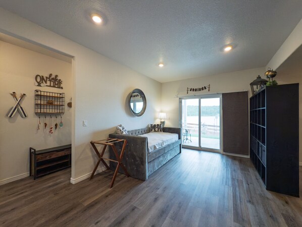 Smart TV, books, video library - Beautiful 2 BR. Lake Side home pvt entrance. Walkout to Monument Lake. Sleeps 6 (Monument)
