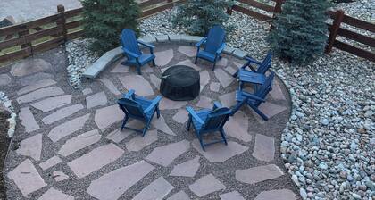 Beautiful 2 BR. Lake Side home pvt entrance. Walkout to Monument Lake. Sleeps 6