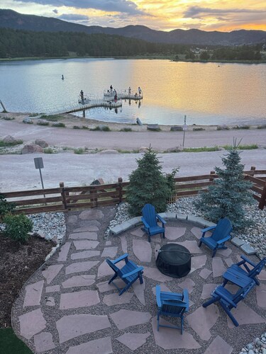 Beautiful 2 BR. Lake Side home pvt entrance. Walkout to Monument Lake. Sleeps 6