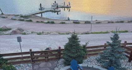 Beautiful 2 BR. Lake Side home pvt entrance. Walkout to Monument Lake. Sleeps 6