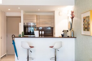 Een koelkast, een magnetron, een oven, een kookplaat