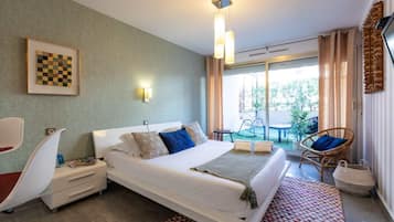 Iron/ironing board, free WiFi, bed sheets