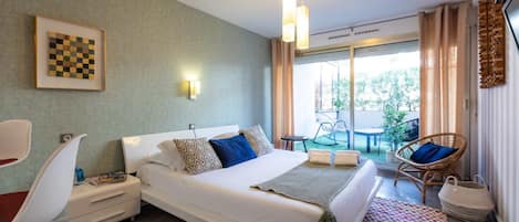 Iron/ironing board, free WiFi, bed sheets