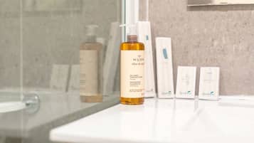 Ensemble douche/baignoire, sĂšche-cheveux, serviettes fournies, savon