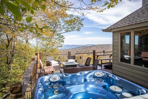 Outdoor spa tub - Mountain Retreat with Something for Everyone (Beech Mountain)