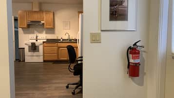 Full-size fridge, microwave, oven, stovetop