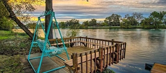 Couples Paradise! Fishing! Relaxing! Share our Pool & Hot Tub @ Sacramento River