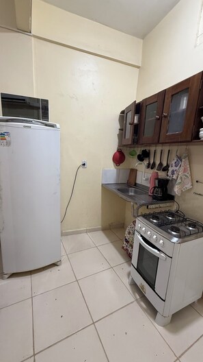 Geladeira, micro-ondas, fogão, cooktop