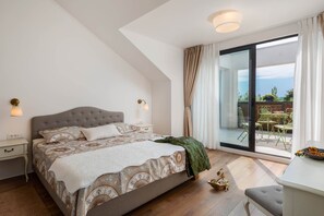 6 bedrooms, internet, bed sheets - large holiday villa rental near split, Croatia vacation villa with pool, air conditioning, walk to town villa Croatia (Kaštel Lukšic)