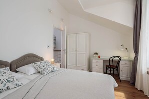 6 bedrooms, internet, bed sheets - large holiday villa rental near split, Croatia vacation villa with pool, air conditioning, walk to town villa Croatia (Kaštel Lukšic)