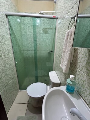 Duschwanne, Handtücher, Seife, Toilettenpapier