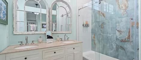 Ensemble baignoire-douche, séchoir à cheveux, serviettes fournies, savon