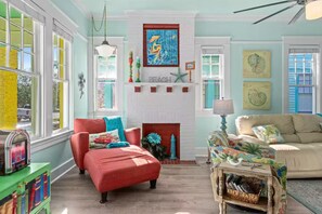 TV connectée, Netflix, lecteur de DVD, livres