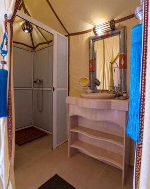Shower, towels, soap, toilet paper - Best Morocco Tours (Taouz)
