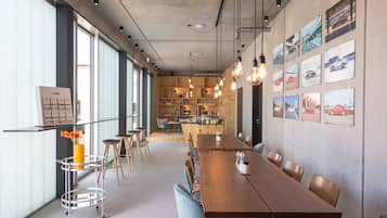 Daily continental breakfast (EUR 15 per person)