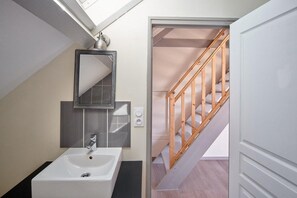 Shower, free toiletries, towels, toilet paper - Le Carré Saint Pierre (Marey-lès-Fussey)