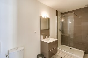 Dusche, kostenlose Toilettenartikel, Handtücher, Toilettenpapier