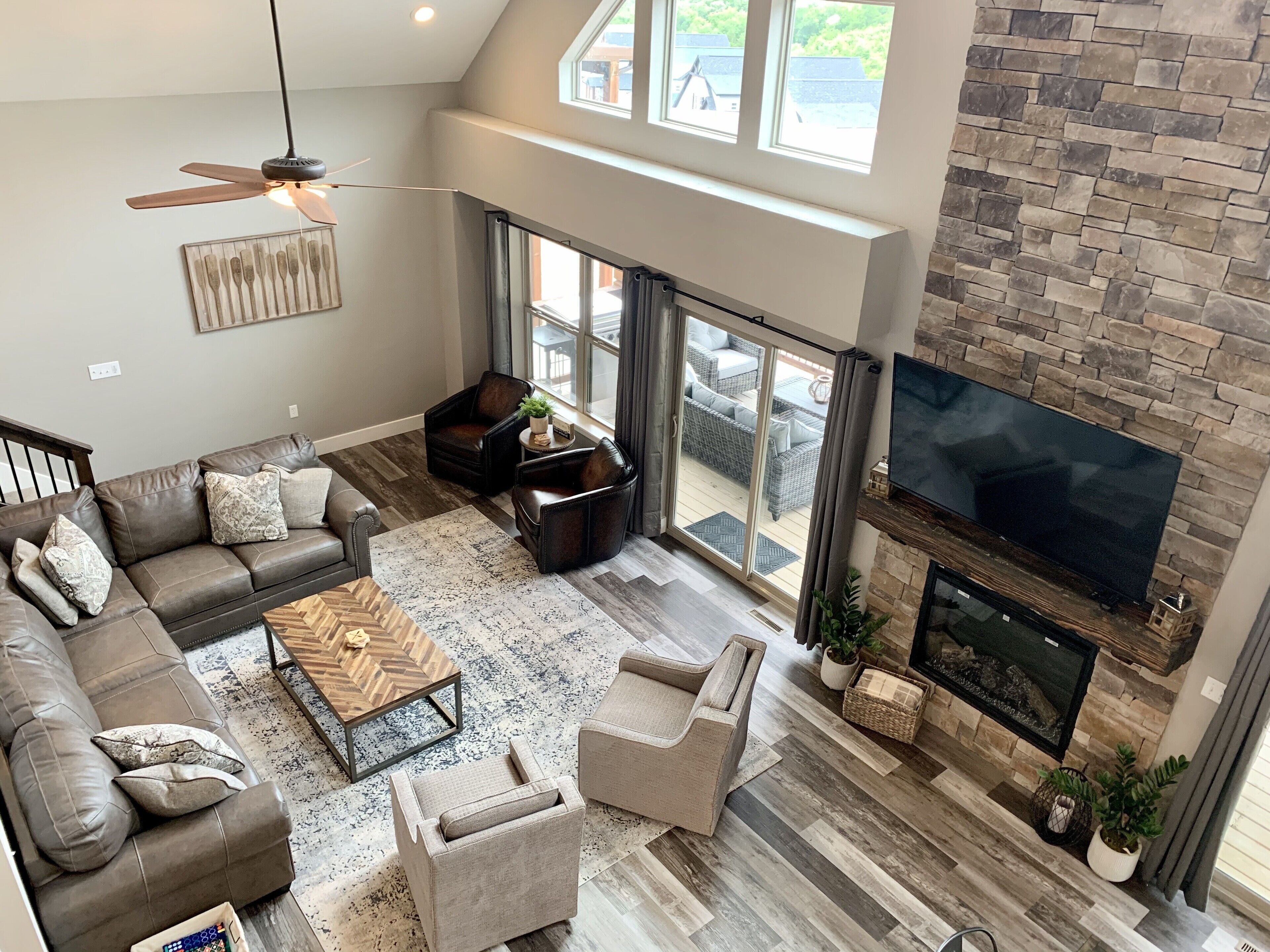 Smart TV, fireplace, ping pong