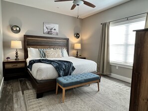 9 bedrooms, iron/ironing board, travel crib, free WiFi - Fabulous Lakeview! Hot Tub/Firepit/Pool Table/Gameroom/Indoor-Outdoor Pools! (Branson)