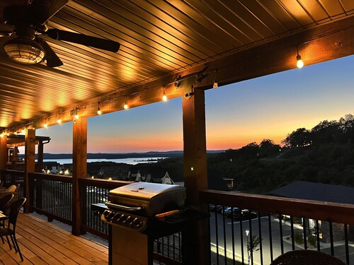 Fabulous Lakeview! Hot Tub/Firepit/Pool Table/Gameroom/Indoor-Outdoor Pools!