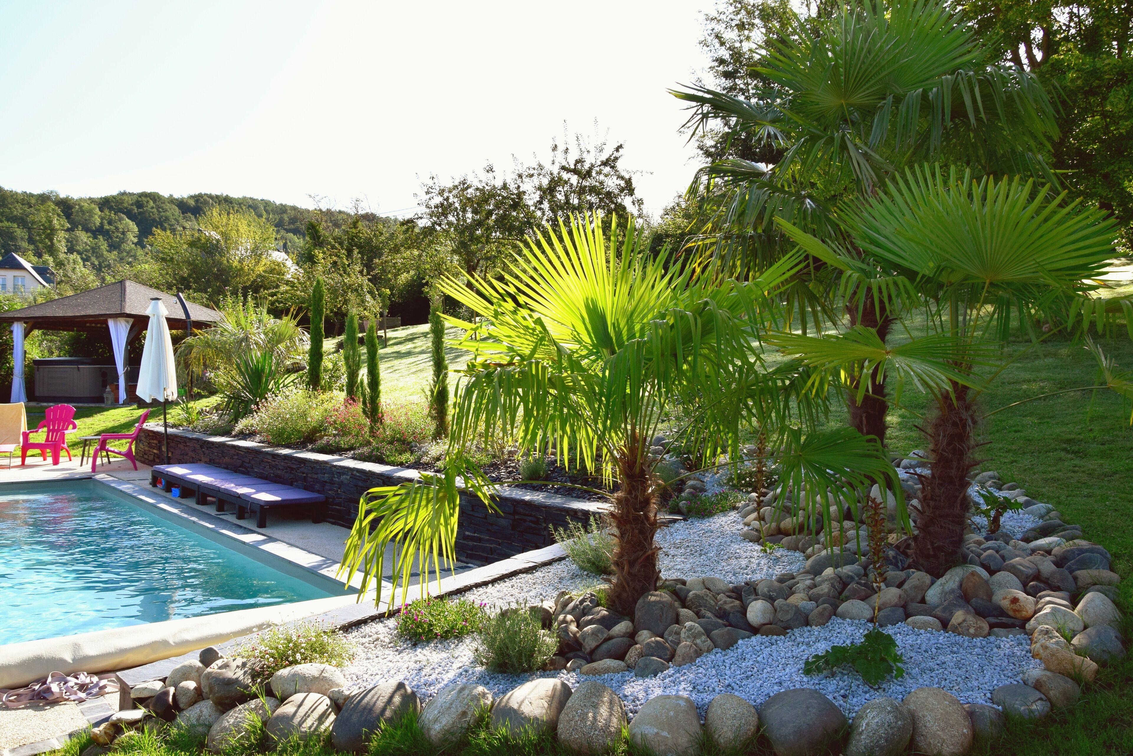 季节性开放的室外游泳池，12:00 至 21:00 开放，池畔遮阳伞，日光浴躺椅