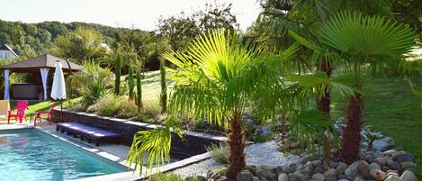 Piscine extérieure (ouverte en saison), parasols de plage
