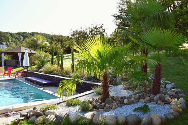 Piscine extérieure en saison, accÚs possible de midi à 21 h, parasols
