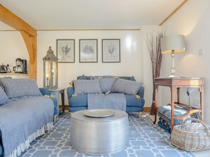 Living area - Hare's Furrow - UK12607 (Burton Overy)