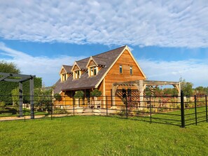 Exterior - Hare's Furrow - UK12607 (Burton Overy)